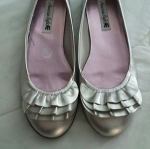 New,  Ladies flats silver ,Size 9 m